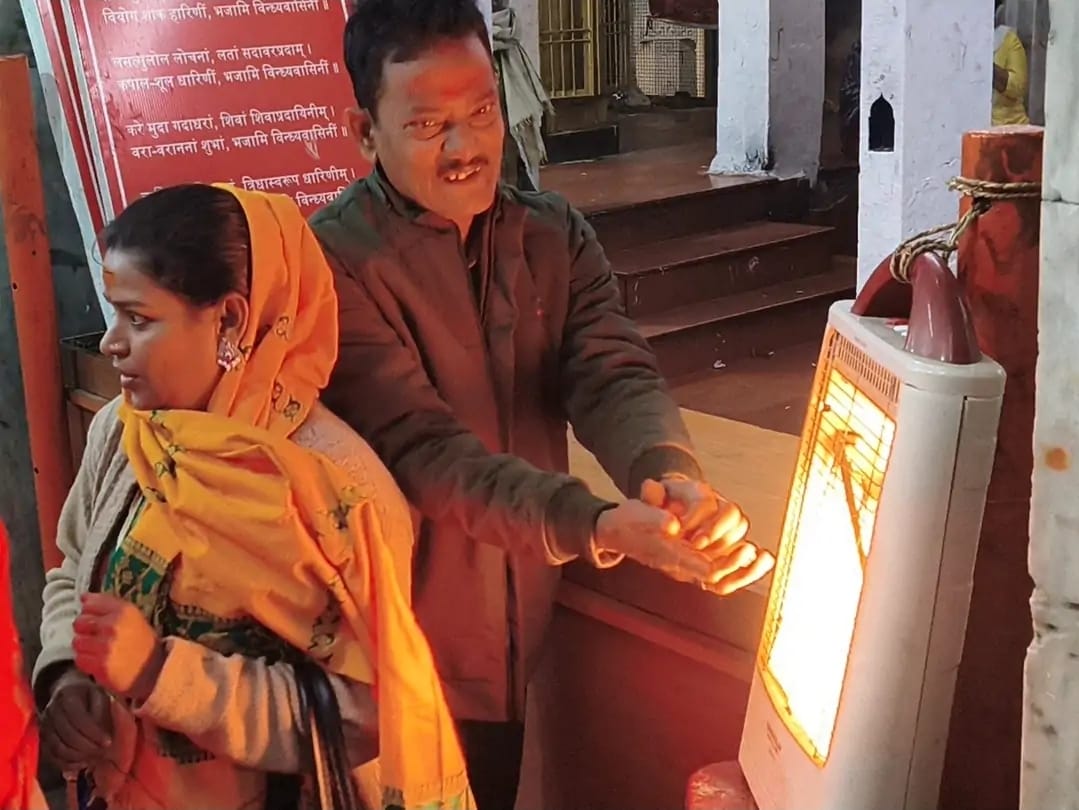 मिर्जापुर:  मां विंध्यवासिनी मंदिर पर ठंड को देखते हुए जगह-जगह लगाया गया हीटर