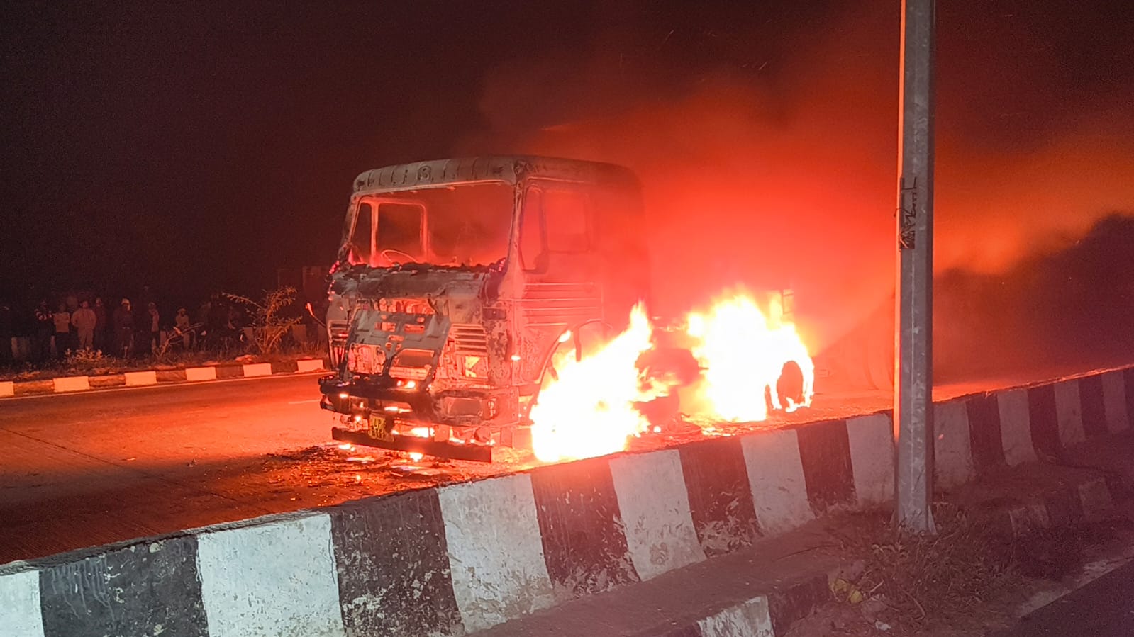 मिर्जापुर: हाइवा ट्रक की चपेट में आने से बाइक सवार युवक की हुई मौत, नाराज ग्रामीणों ने ट्रक में लगाई आग