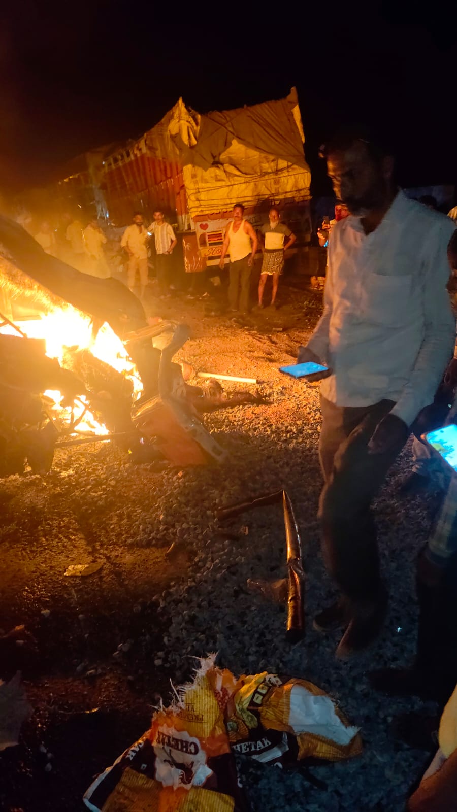 मिर्जापुर भीषण सड़क हादसा ट्रक की टक्कर से 2 कारों में लगी आग; 11 लोगों की मौत