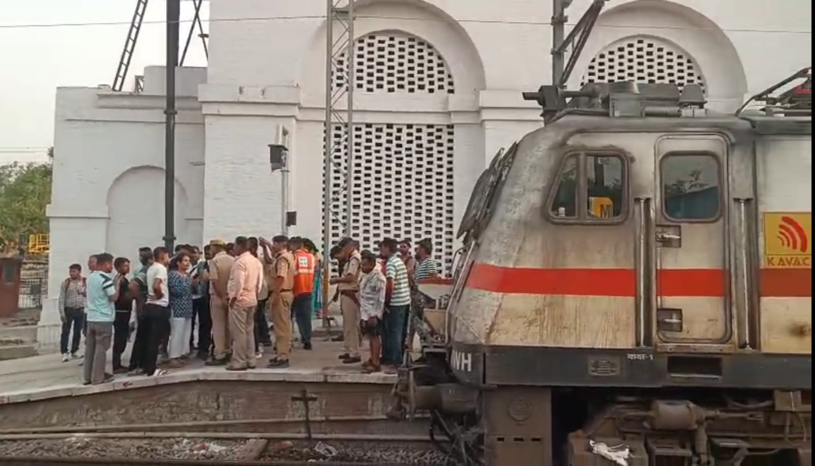 मिर्जापुर : जोधपुर हावड़ा एक्सप्रेस के यात्रियों का फूटा गुस्सा, एसी न चलने से रेलवे ट्रैक पर बैठकर रोकी ट्रेन