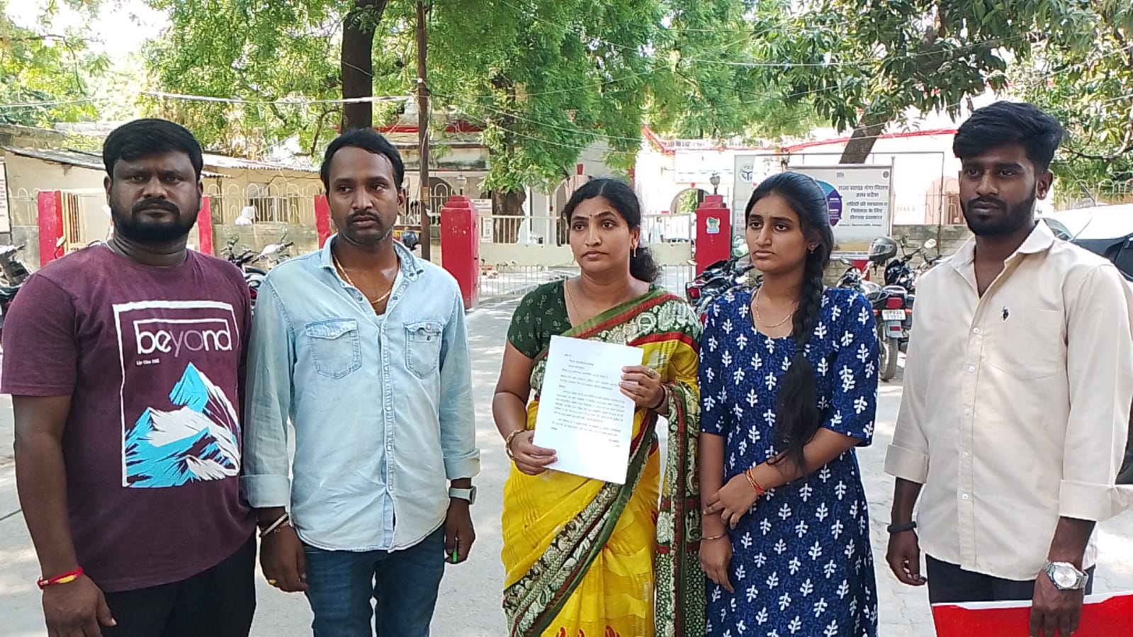 मिर्जापुर:  पति की मृत्यु प्रमाण पत्र के लिए पत्नी तेलंगाना से मिर्जापुर लगा रही चक्कर